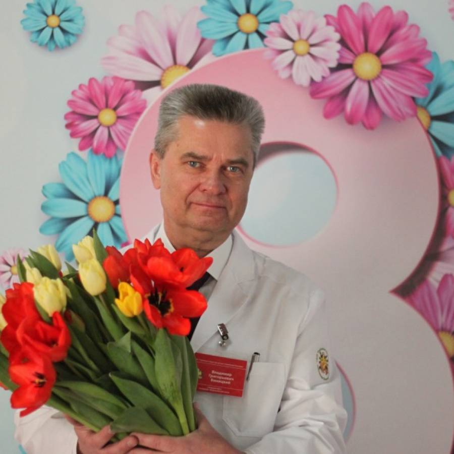 Сотрудницы областной детской больницы принимают поздравления  с 8 марта.